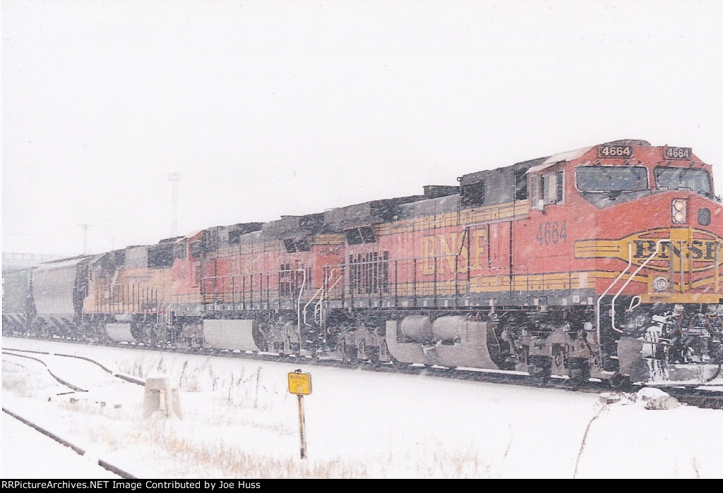 BNSF 4664 East